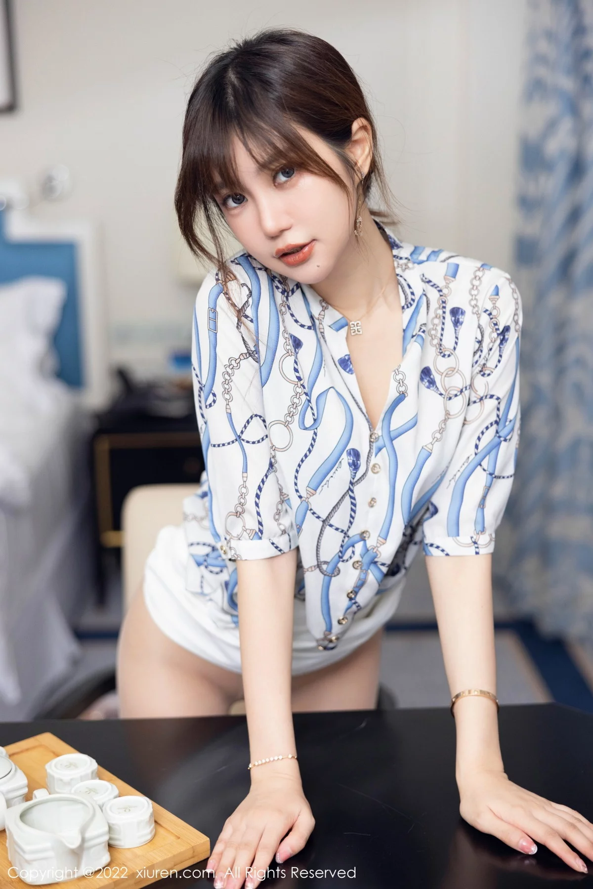 [[XiuRen秀人网]秀人网]No.5775_女神绮里嘉ula性感图案T恤配白色短裙露原色丝袜撩人诱惑写真102P