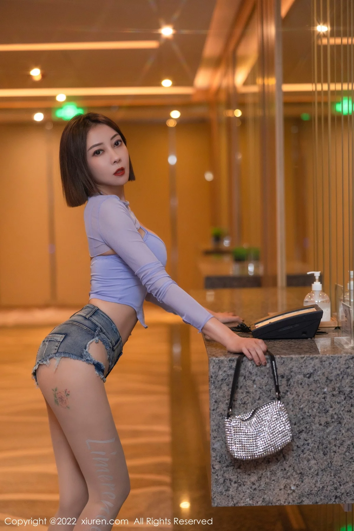 [[XiuRen秀人网]秀人网]No.5779_御姐果儿大理旅拍紫色收身上衣配牛仔短裤秀凹凸身材诱惑写真79P