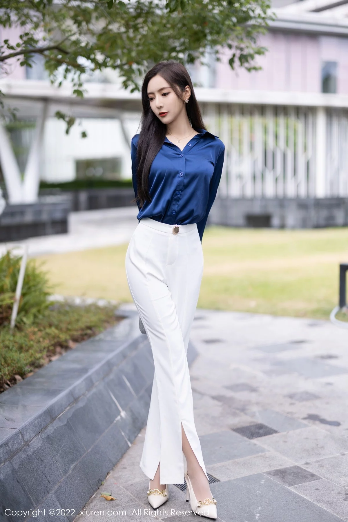 [[XiuRen秀人网]秀人网]No.5790_女神王馨瑶yanni蓝色上衣配白长裤半脱露性感内衣迷人诱惑写真90P