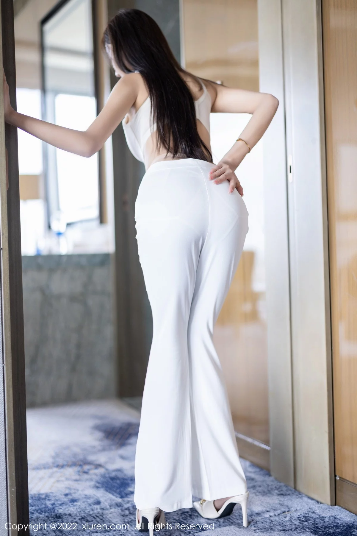 [[XiuRen秀人网]秀人网]No.5790_女神王馨瑶yanni蓝色上衣配白长裤半脱露性感内衣迷人诱惑写真90P