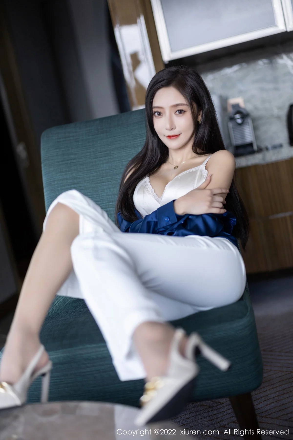 [[XiuRen秀人网]秀人网]No.5790_女神王馨瑶yanni蓝色上衣配白长裤半脱露性感内衣迷人诱惑写真90P