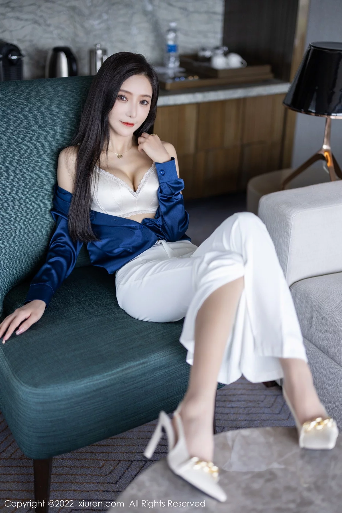 [[XiuRen秀人网]秀人网]No.5790_女神王馨瑶yanni蓝色上衣配白长裤半脱露性感内衣迷人诱惑写真90P