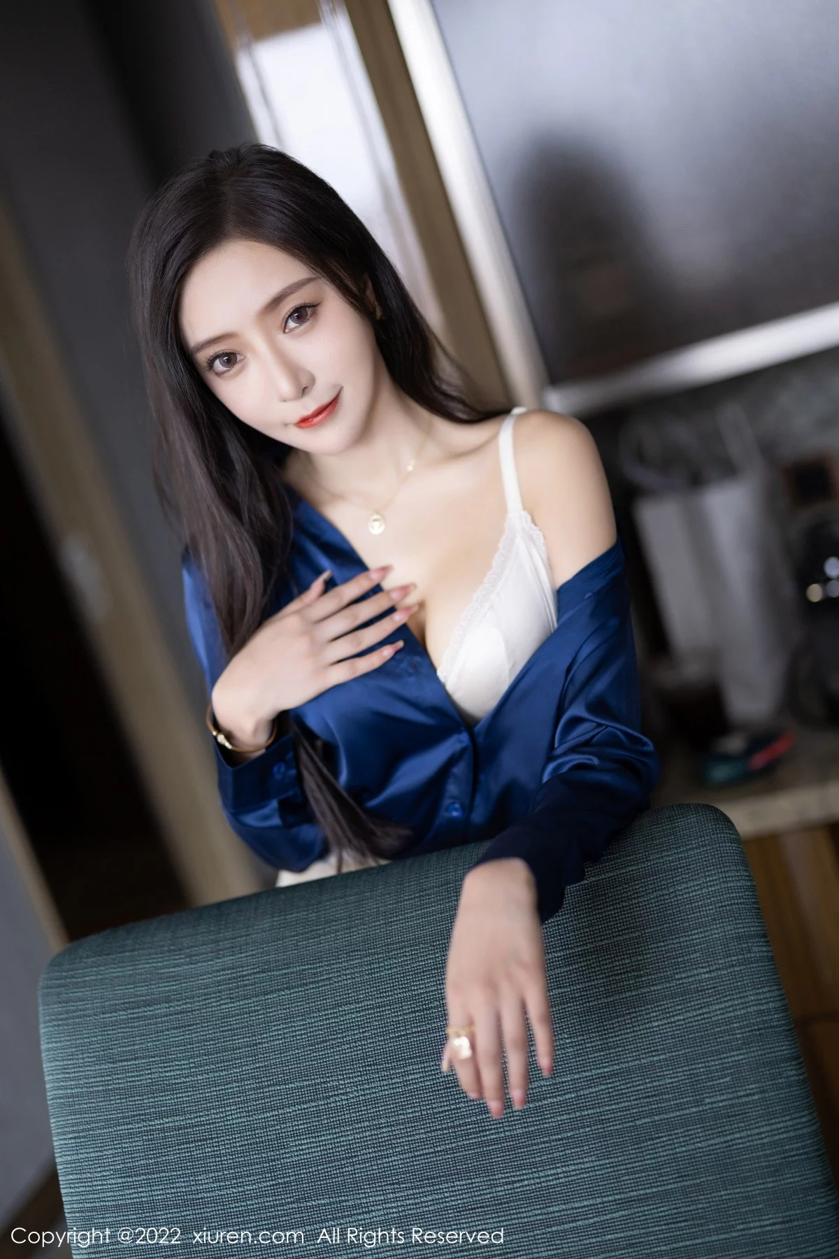 [[XiuRen秀人网]秀人网]No.5790_女神王馨瑶yanni蓝色上衣配白长裤半脱露性感内衣迷人诱惑写真90P