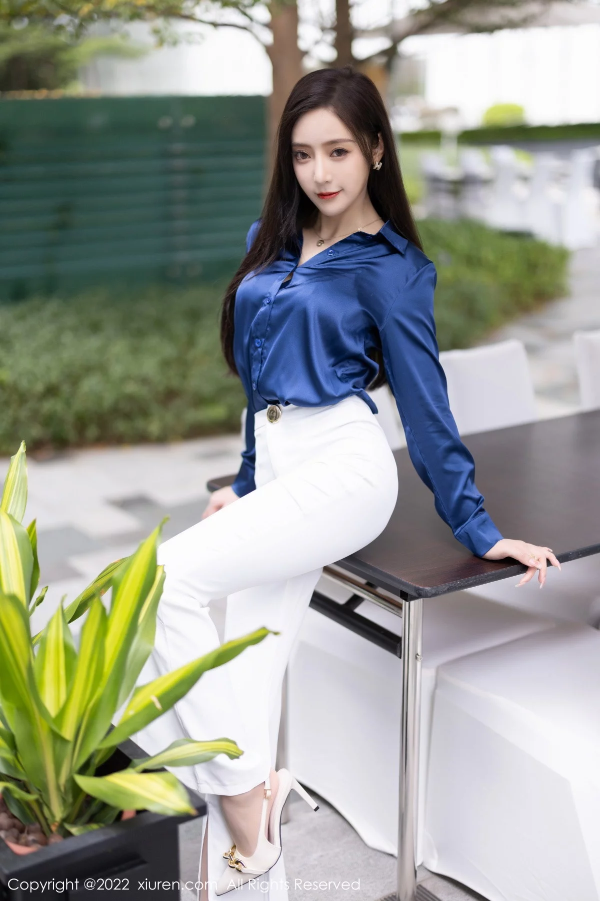 [[XiuRen秀人网]秀人网]No.5790_女神王馨瑶yanni蓝色上衣配白长裤半脱露性感内衣迷人诱惑写真90P