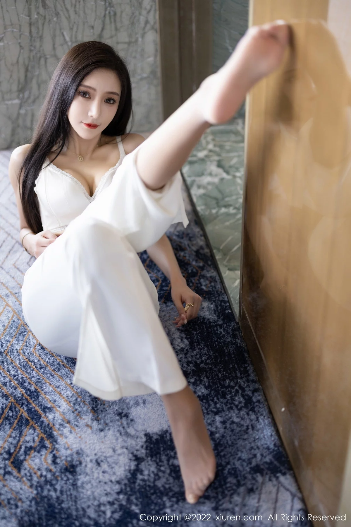 [[XiuRen秀人网]秀人网]No.5790_女神王馨瑶yanni蓝色上衣配白长裤半脱露性感内衣迷人诱惑写真90P