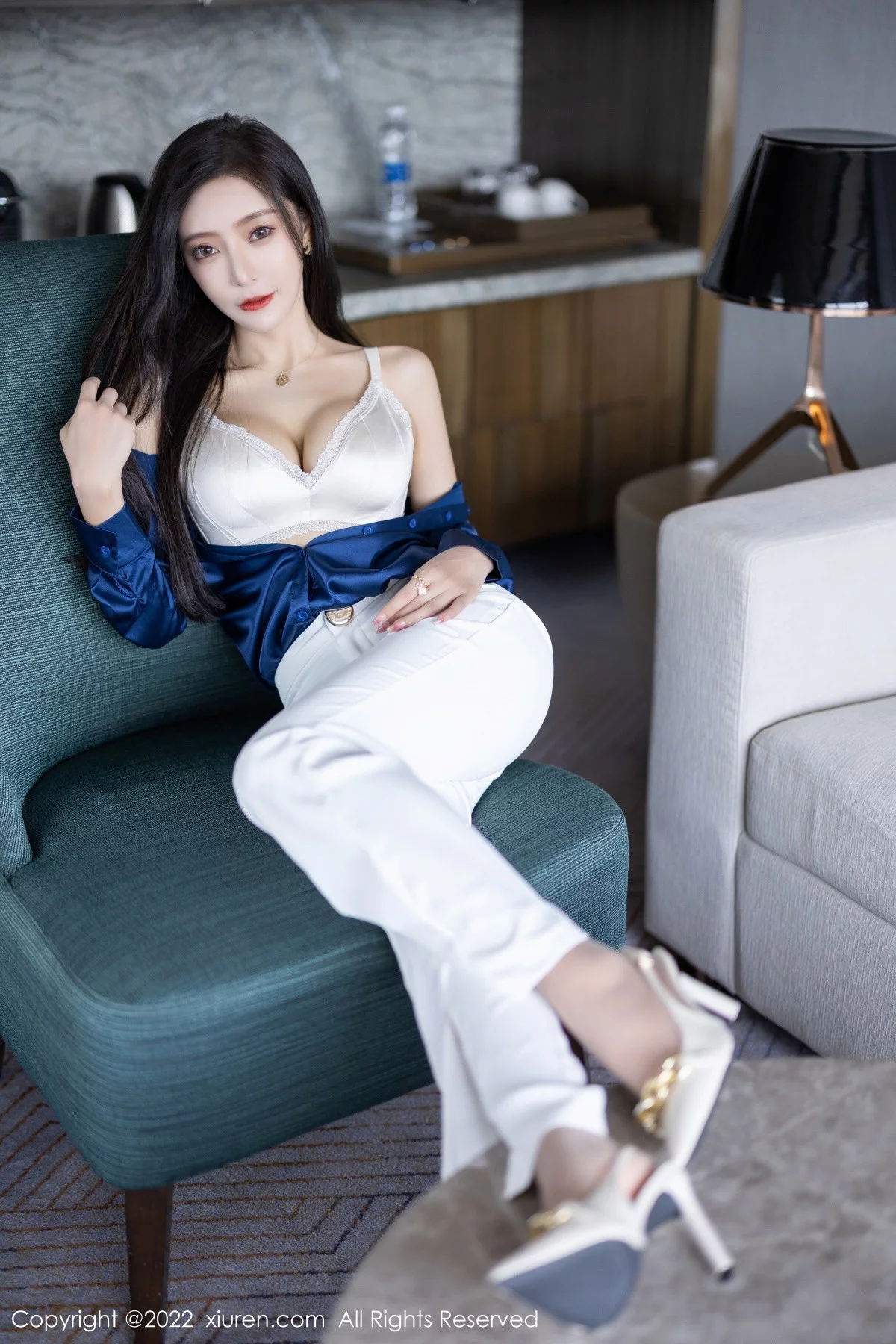 [[XiuRen秀人网]秀人网]No.5790_女神王馨瑶yanni蓝色上衣配白长裤半脱露性感内衣迷人诱惑写真90P