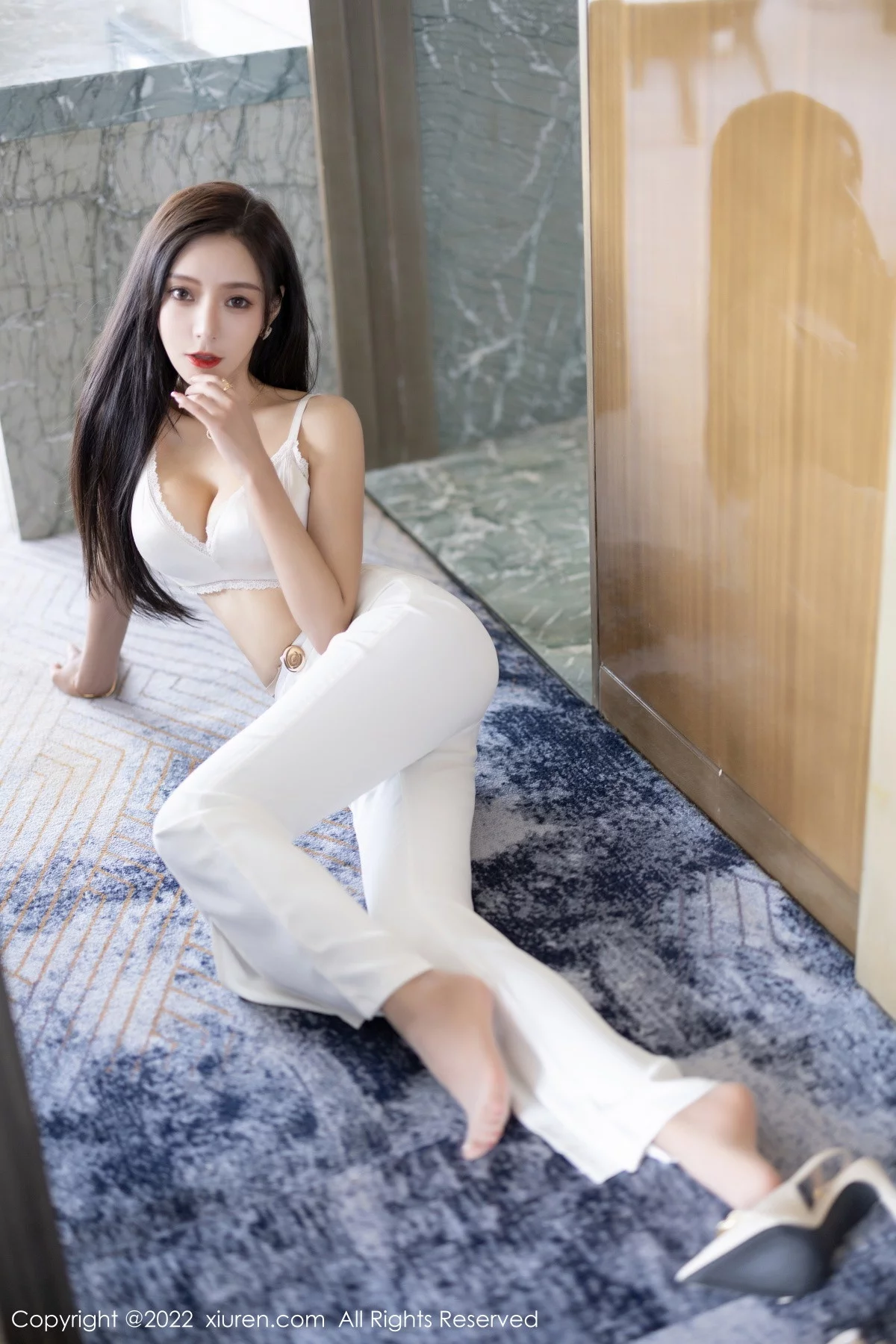 [[XiuRen秀人网]秀人网]No.5790_女神王馨瑶yanni蓝色上衣配白长裤半脱露性感内衣迷人诱惑写真90P