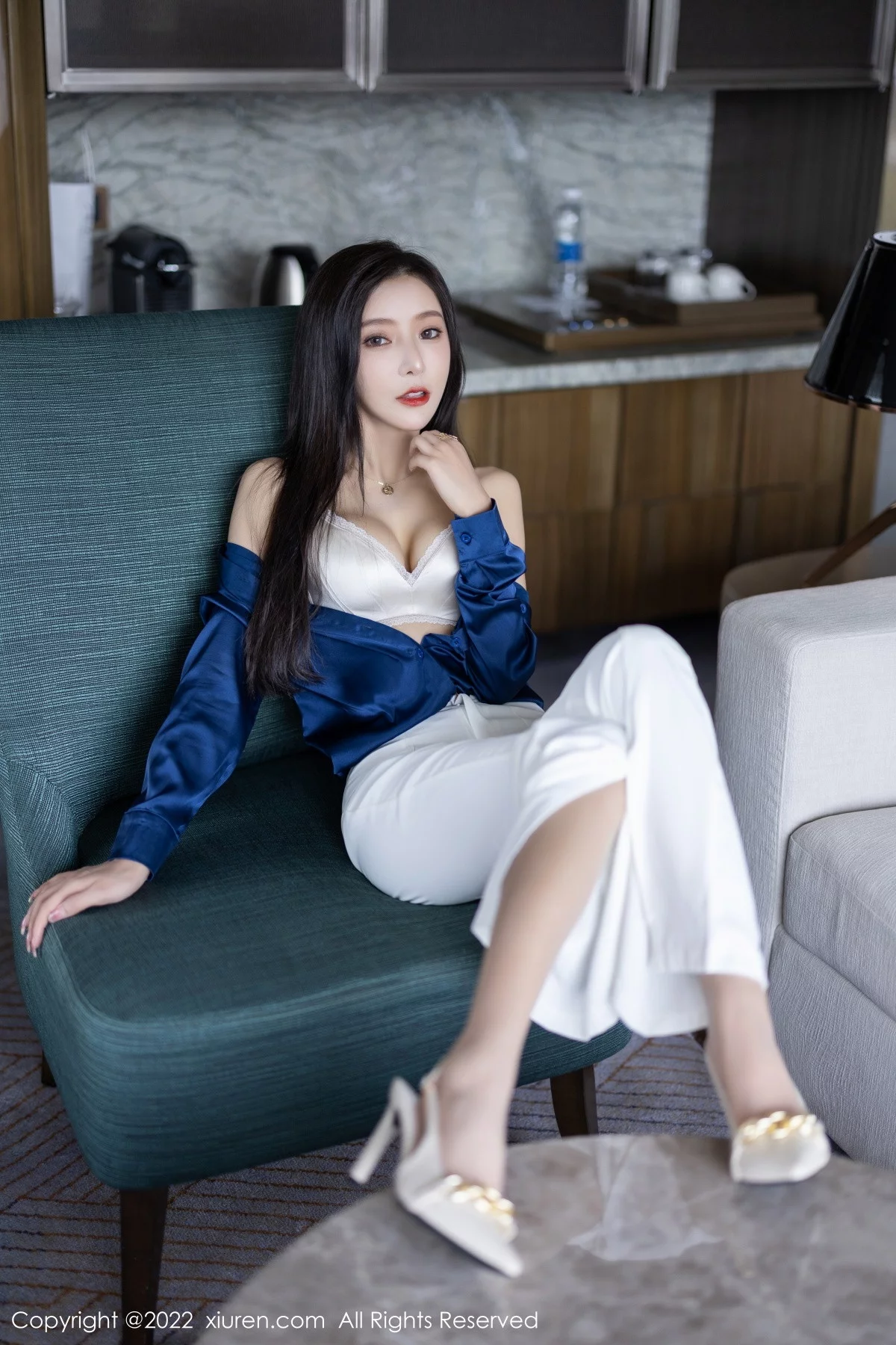 [[XiuRen秀人网]秀人网]No.5790_女神王馨瑶yanni蓝色上衣配白长裤半脱露性感内衣迷人诱惑写真90P