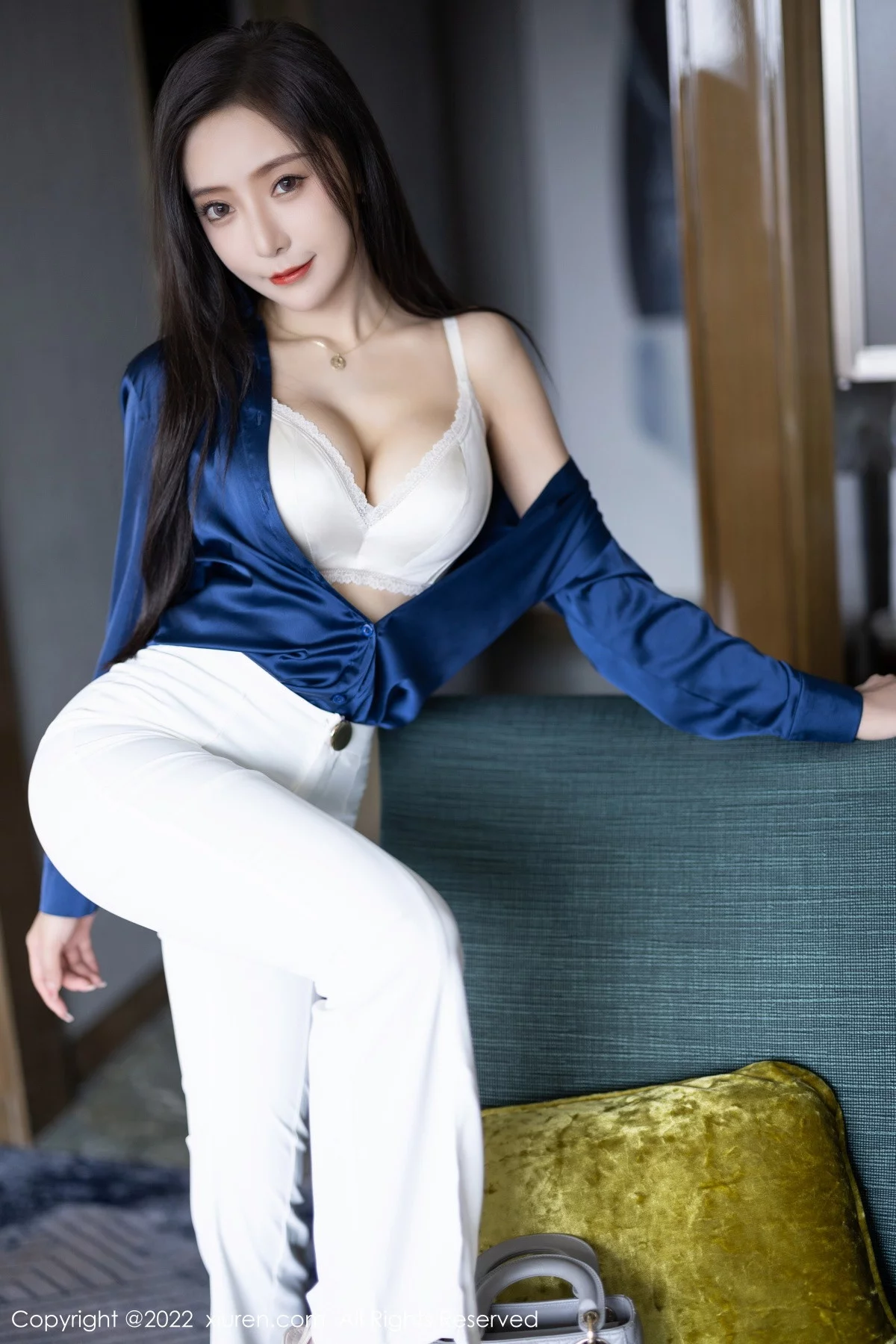 [[XiuRen秀人网]秀人网]No.5790_女神王馨瑶yanni蓝色上衣配白长裤半脱露性感内衣迷人诱惑写真90P