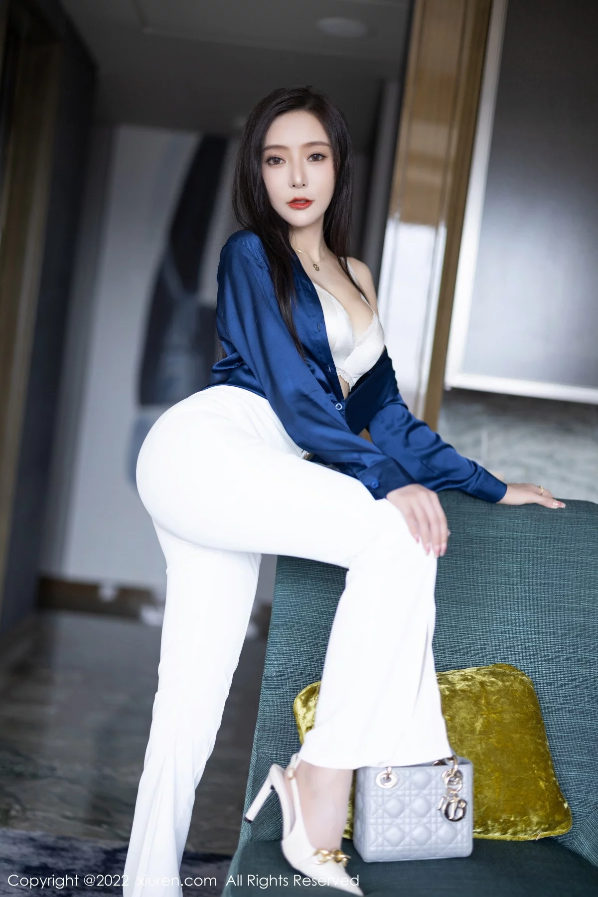 [[XiuRen秀人网]秀人网]No.5790_女神王馨瑶yanni蓝色上衣配白长裤半脱露性感内衣迷人诱惑写真90P