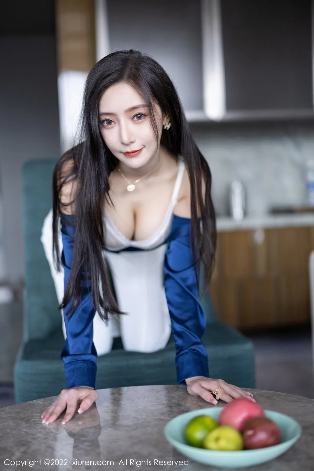 [[XiuRen秀人网]秀人网]No.5790_女神王馨瑶yanni蓝色上衣配白长裤半脱露性感内衣迷人诱惑写真90P