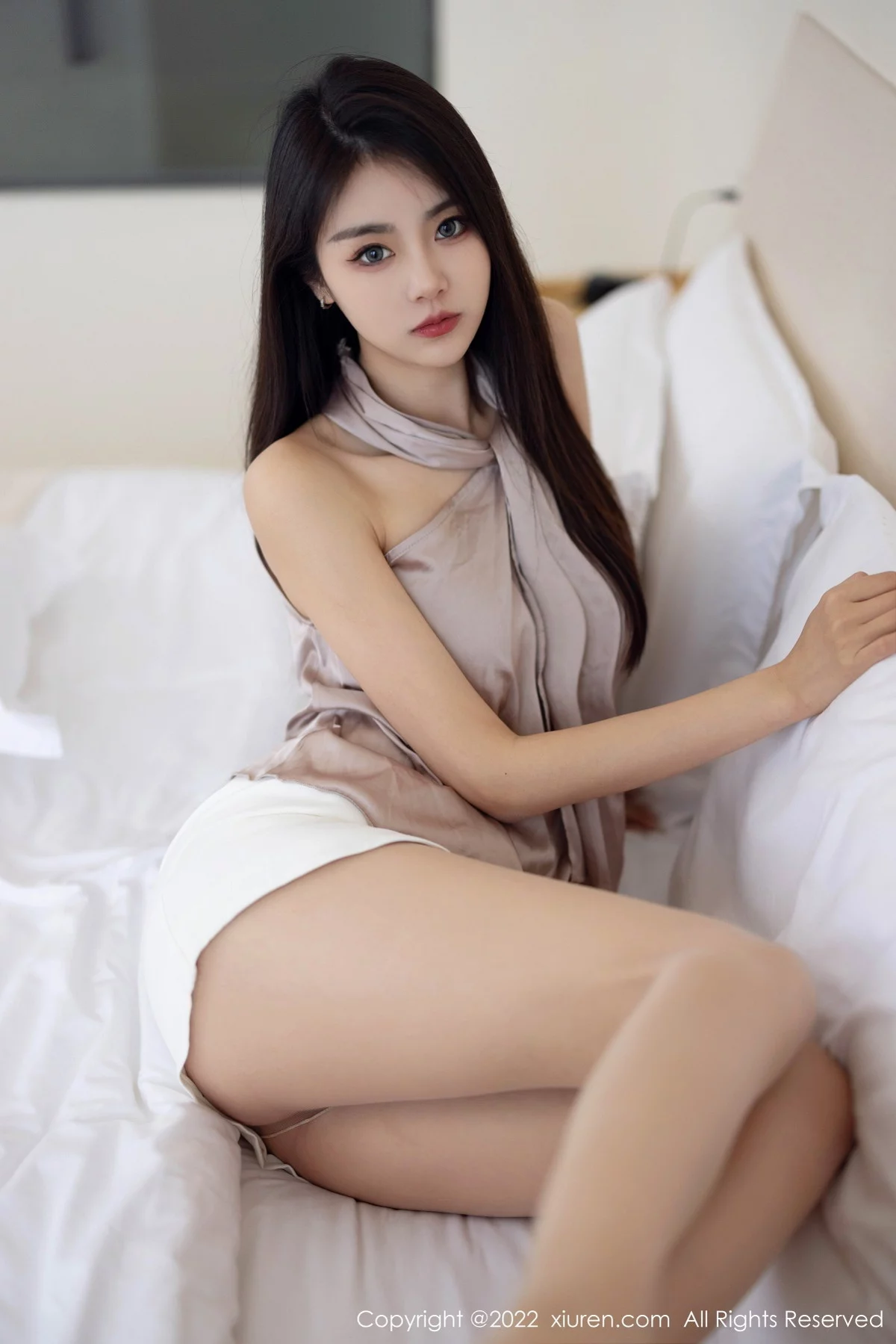 [[XiuRen秀人网]秀人网]No.5804_模特可乐Vicky淡紫色上衣配白色短裙露超薄肉丝秀美腿诱惑写真84P