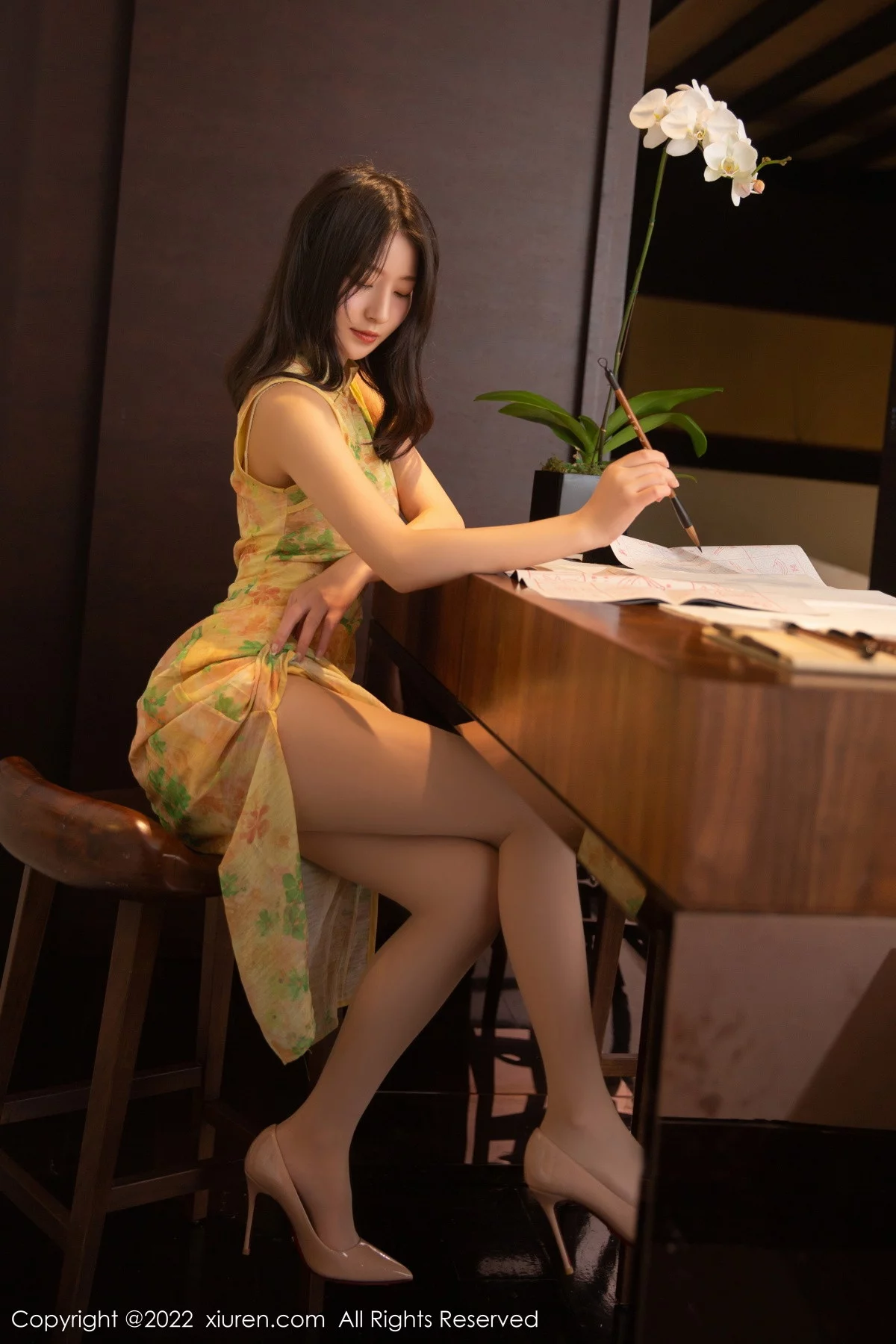 [[XiuRen秀人网]秀人网]No.5802_模特熊小诺北京旅拍黄色旗袍半脱露蕾丝内衣超薄肉丝诱惑写真80P