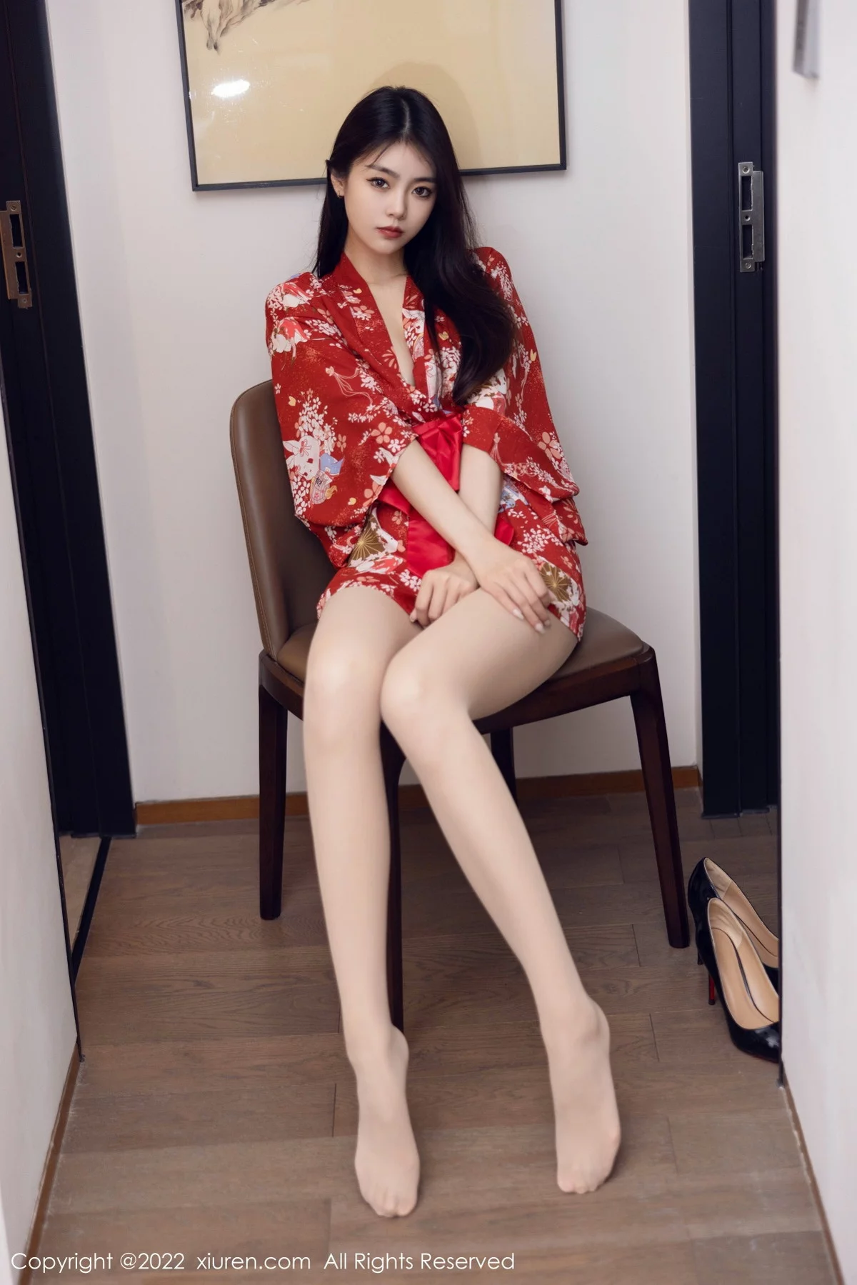 [[XiuRen秀人网]秀人网]No.5736_模特可乐Vicky红色图案服饰配超薄无内肉丝秀翘臀美腿诱惑写真53P