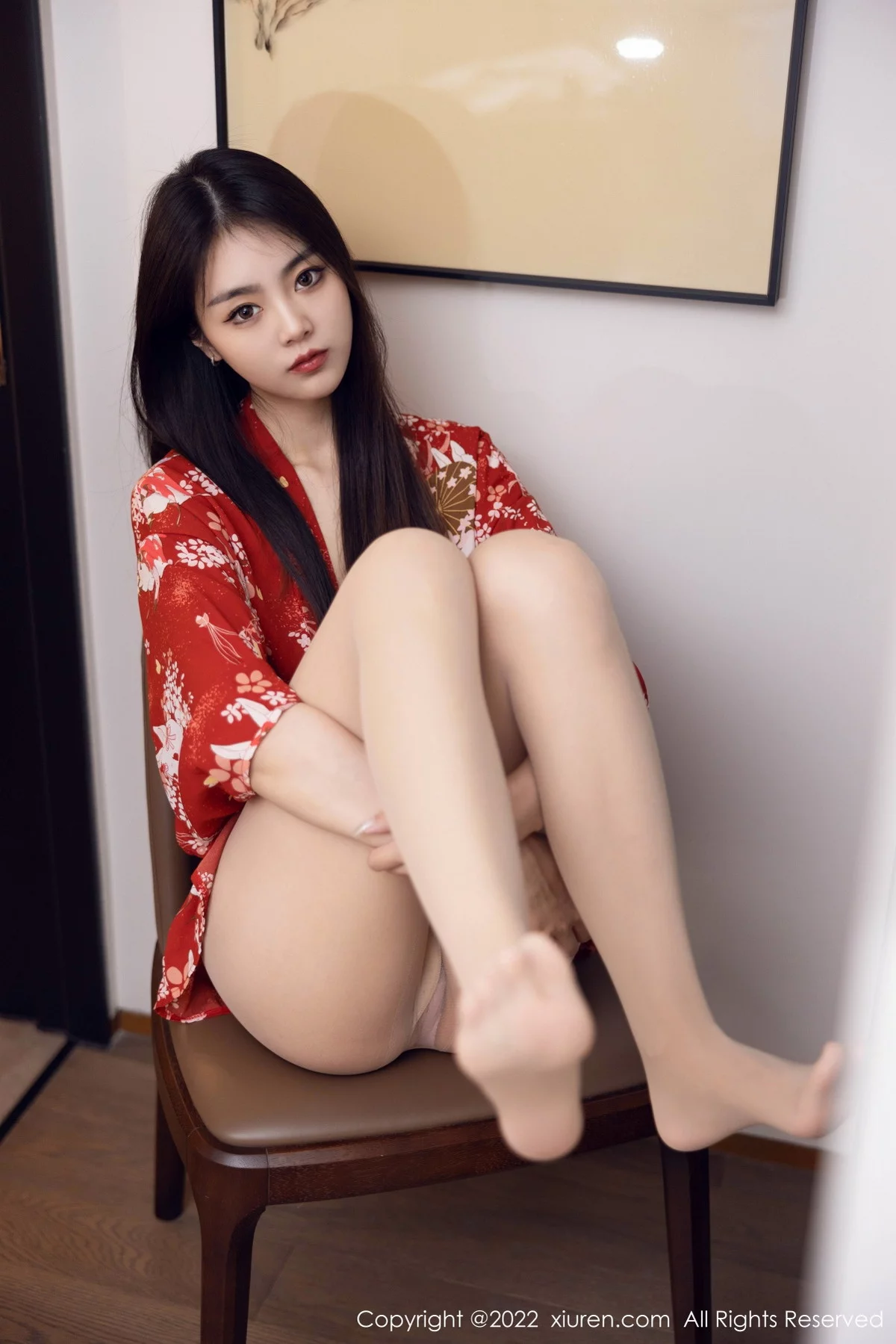 [[XiuRen秀人网]秀人网]No.5736_模特可乐Vicky红色图案服饰配超薄无内肉丝秀翘臀美腿诱惑写真53P