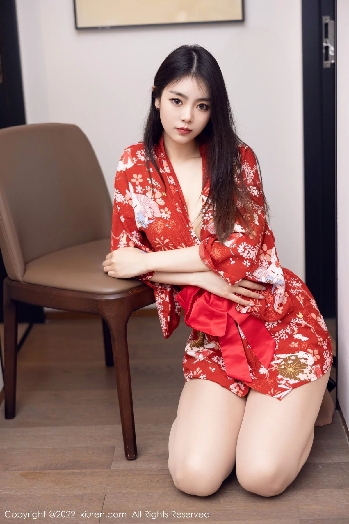 [[XiuRen秀人网]秀人网]No.5736_模特可乐Vicky红色图案服饰配超薄无内肉丝秀翘臀美腿诱惑写真53P