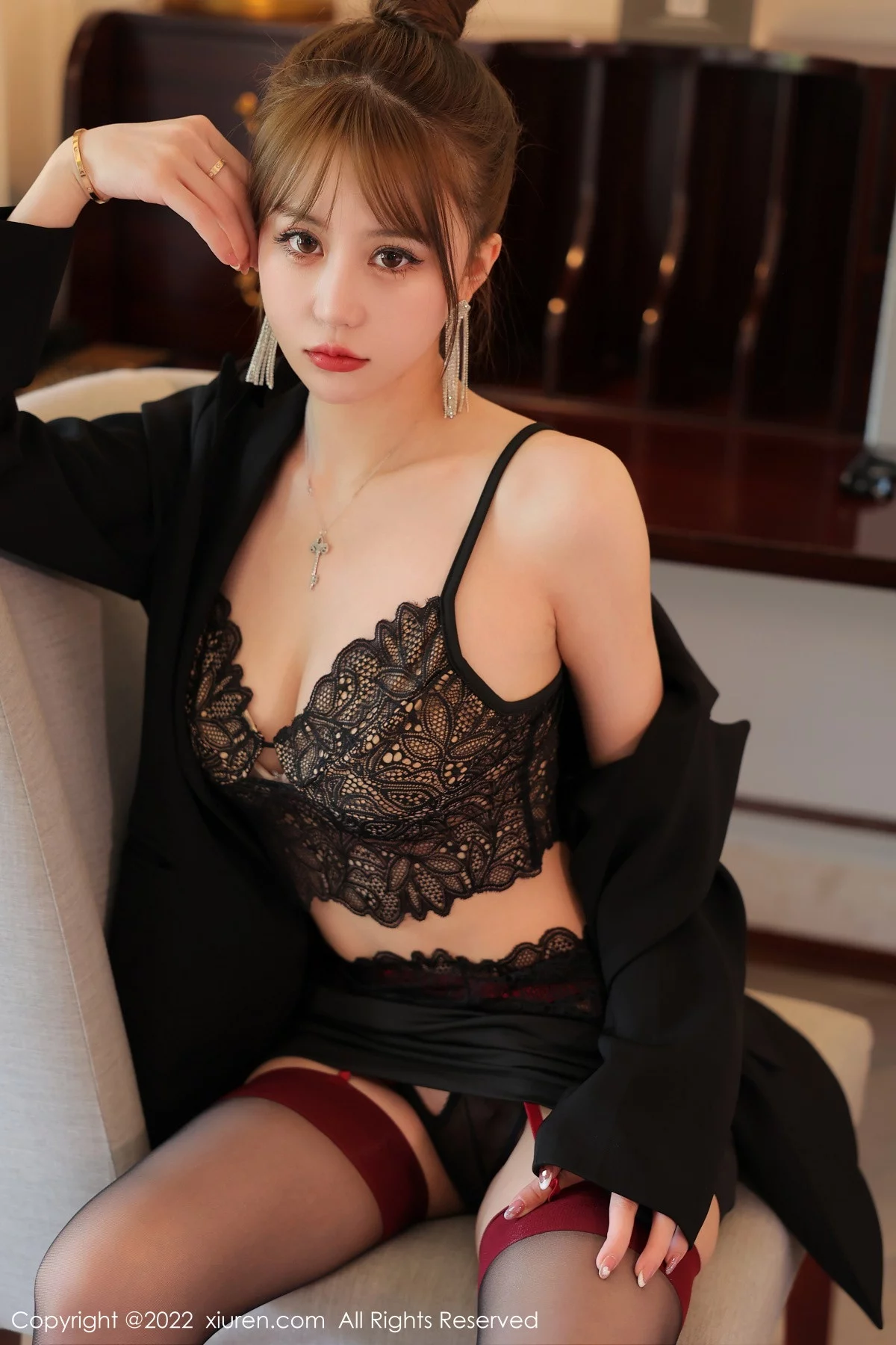 [[XiuRen秀人网]秀人网]No.5822_模特tina_甜仔海南旅拍黑色蕾丝内衣配黑丝吊袜撩人诱惑写真54P