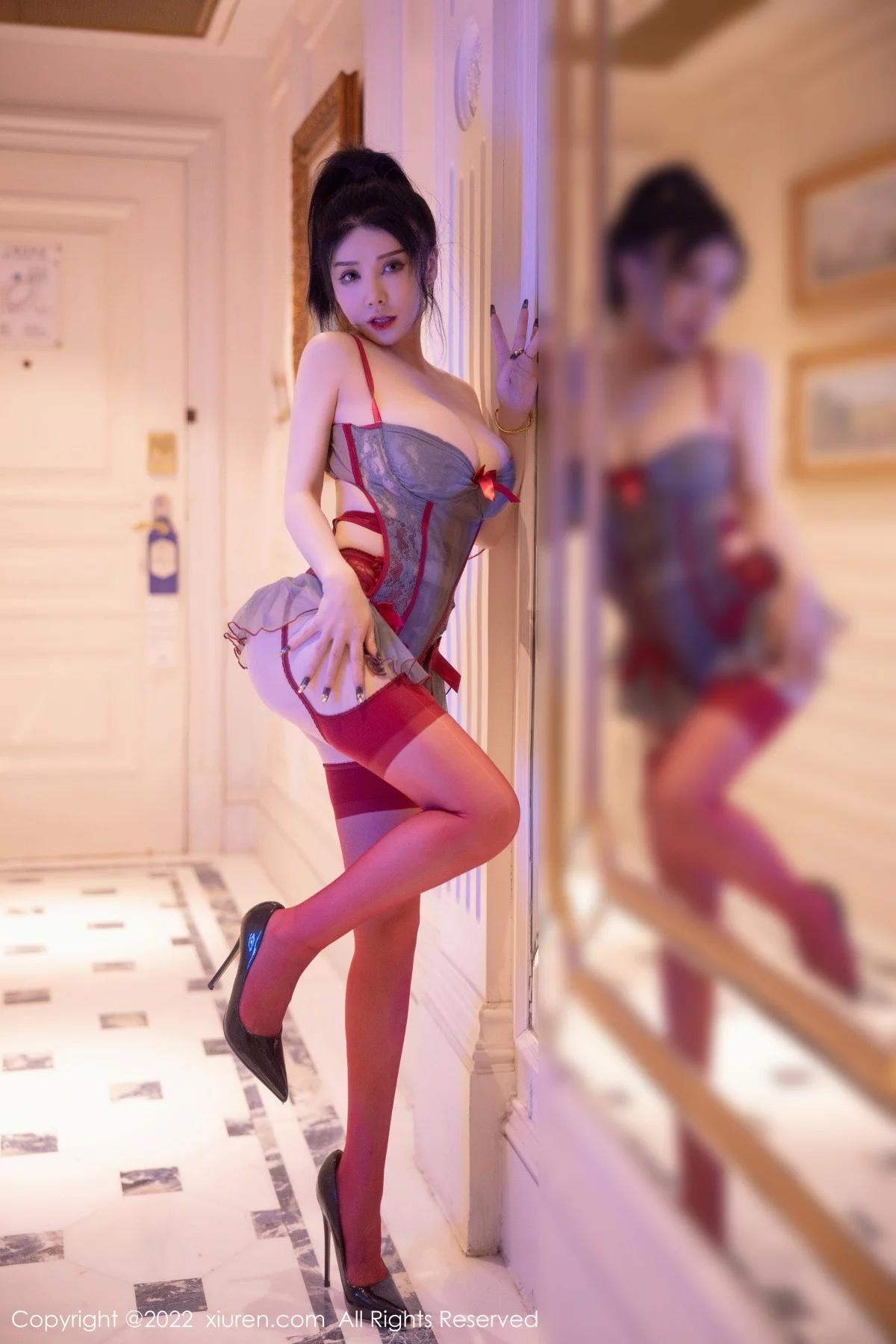 [[XiuRen秀人网]秀人网]No.5818_模特潘娇娇性感灰色情趣服配红丝吊袜秀巨乳肥臀撩人诱惑写真81P