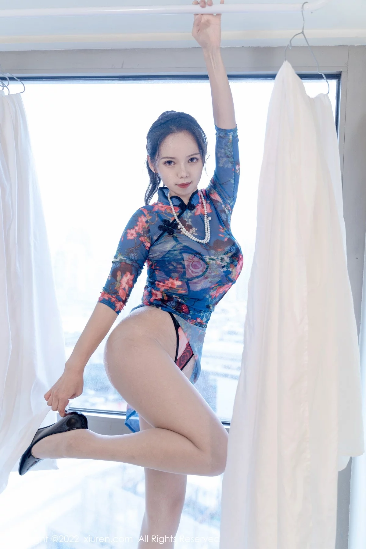 [[XiuRen秀人网]秀人网]No.5819_模特大美妞儿私房半脱薄透旗袍露性感内衣配蕾丝肉袜诱惑写真63P