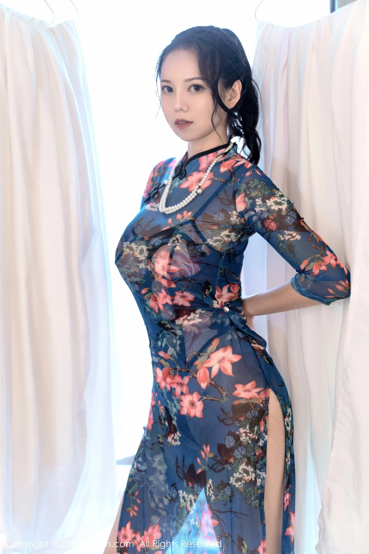 [[XiuRen秀人网]秀人网]No.5819_模特大美妞儿私房半脱薄透旗袍露性感内衣配蕾丝肉袜诱惑写真63P