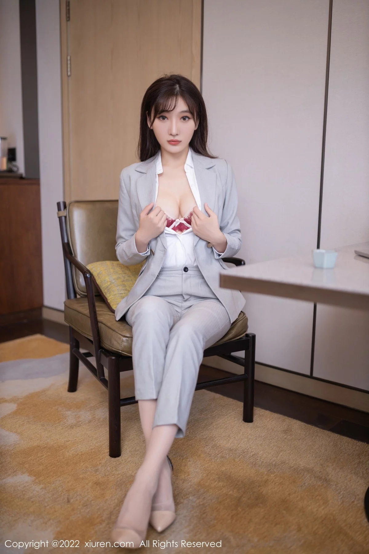 [[XiuRen秀人网]秀人网]No.5840_模特陆萱萱北京旅拍催眠主题脱灰色制服露红色蕾丝内衣诱惑写真80P