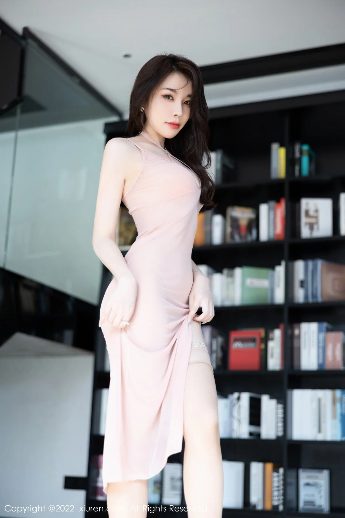 [[XiuRen秀人网]秀人网]No.5839_女神徐莉芝Booty性感粉灰色露肩连衣裙配超薄肉丝迷人诱惑写真86P