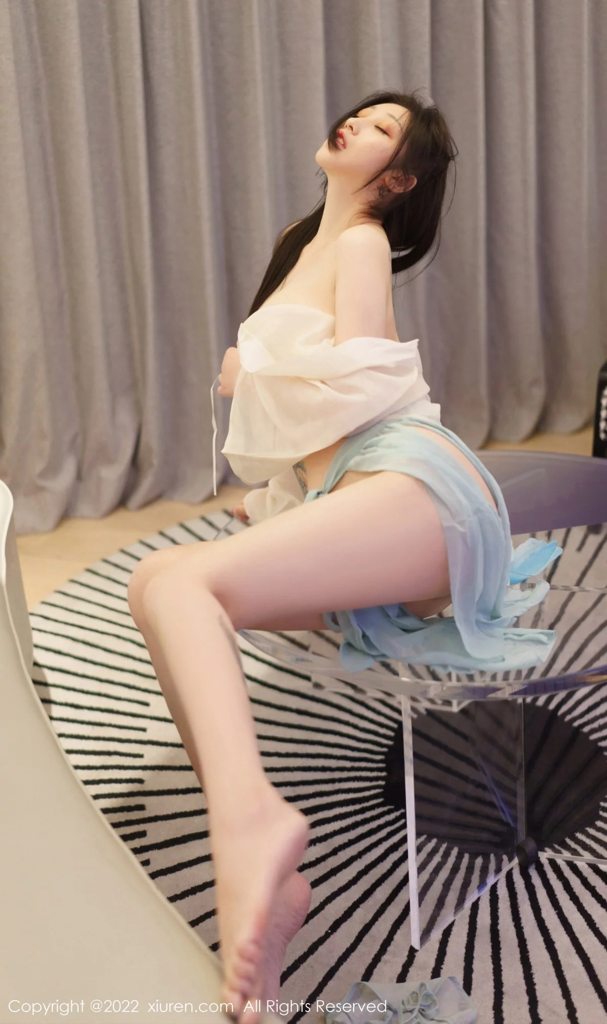 [[XiuRen秀人网]秀人网]No.5844_女神妲己_Toxic心愿旅拍性感浅色古装服饰秀雪峰美臀诱惑写真68P