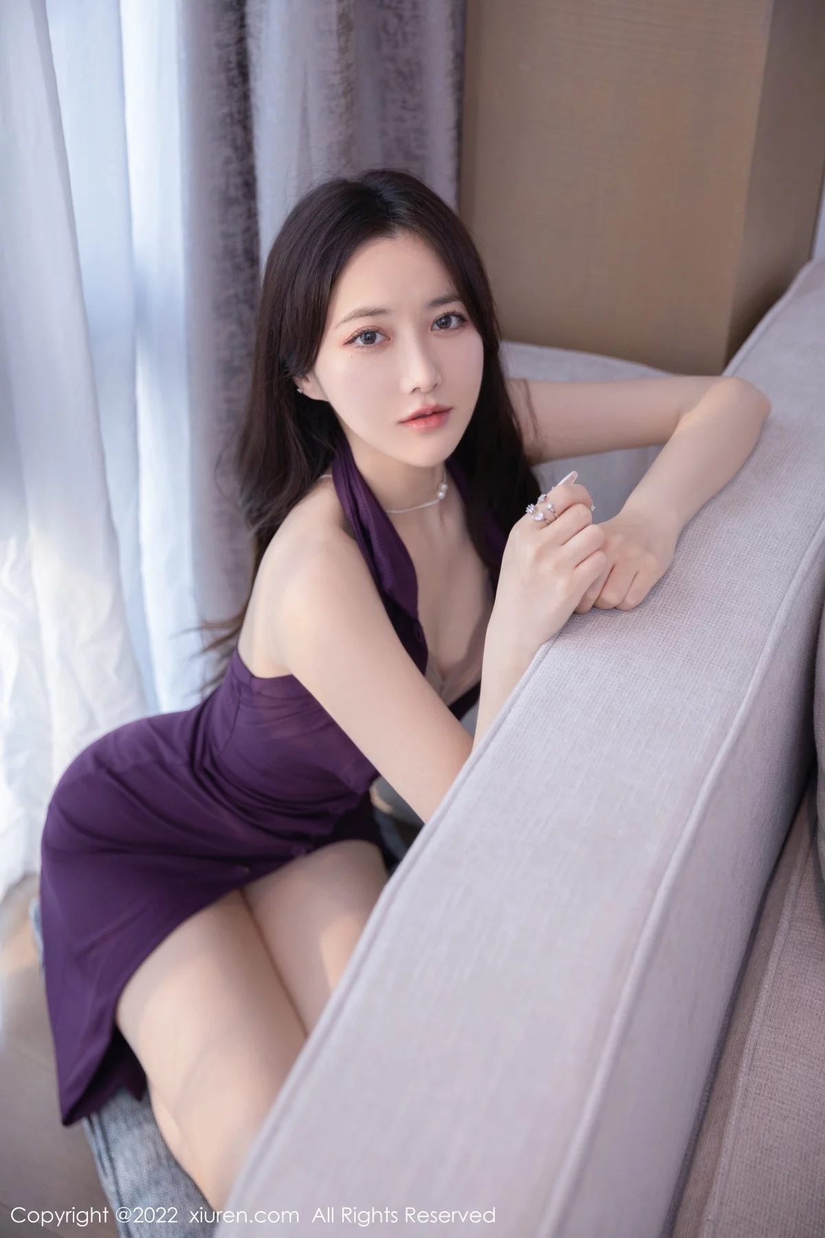 [[XiuRen秀人网]秀人网]No.5847_模特鱼子酱Fish脱紫色连衣裙露性感浅色蕾丝内衣撩人诱惑写真82P