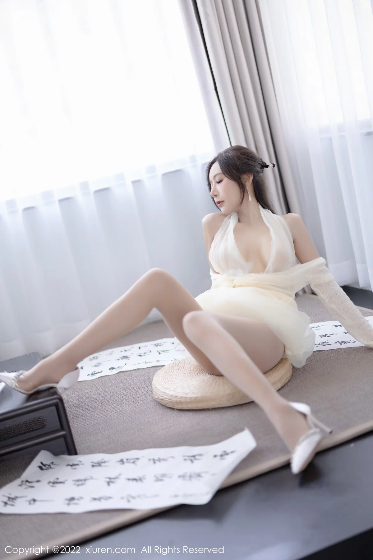 [[XiuRen秀人网]秀人网]No.5846_女神王馨瑶yanni性感白色连衣裙配超薄肉丝秀翘臀美腿诱惑写真87P