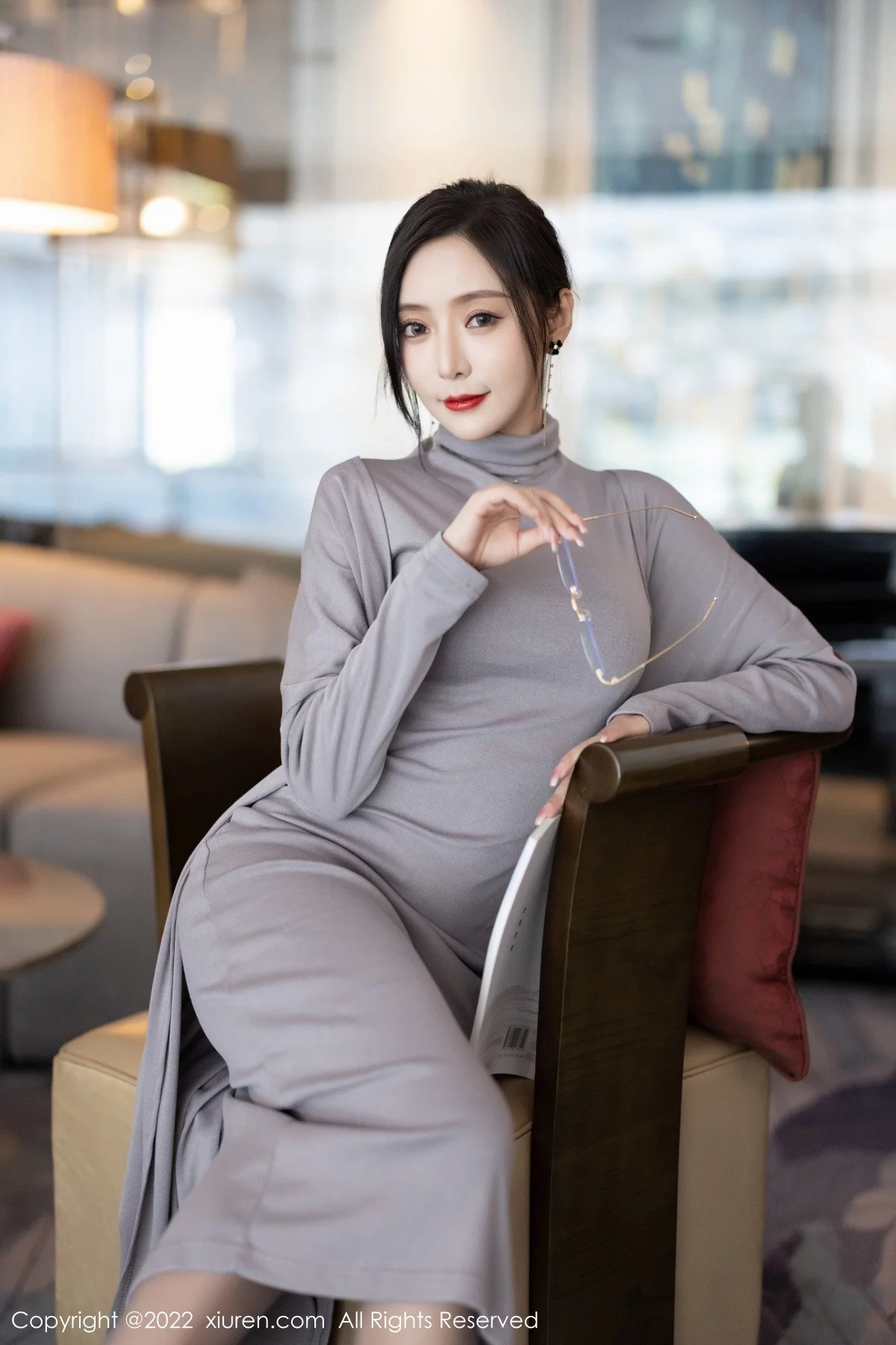 [[XiuRen秀人网]秀人网]No.5745_女神王馨瑶yanni女学者的反转主题典雅灰色长裙性感迷人写真84P