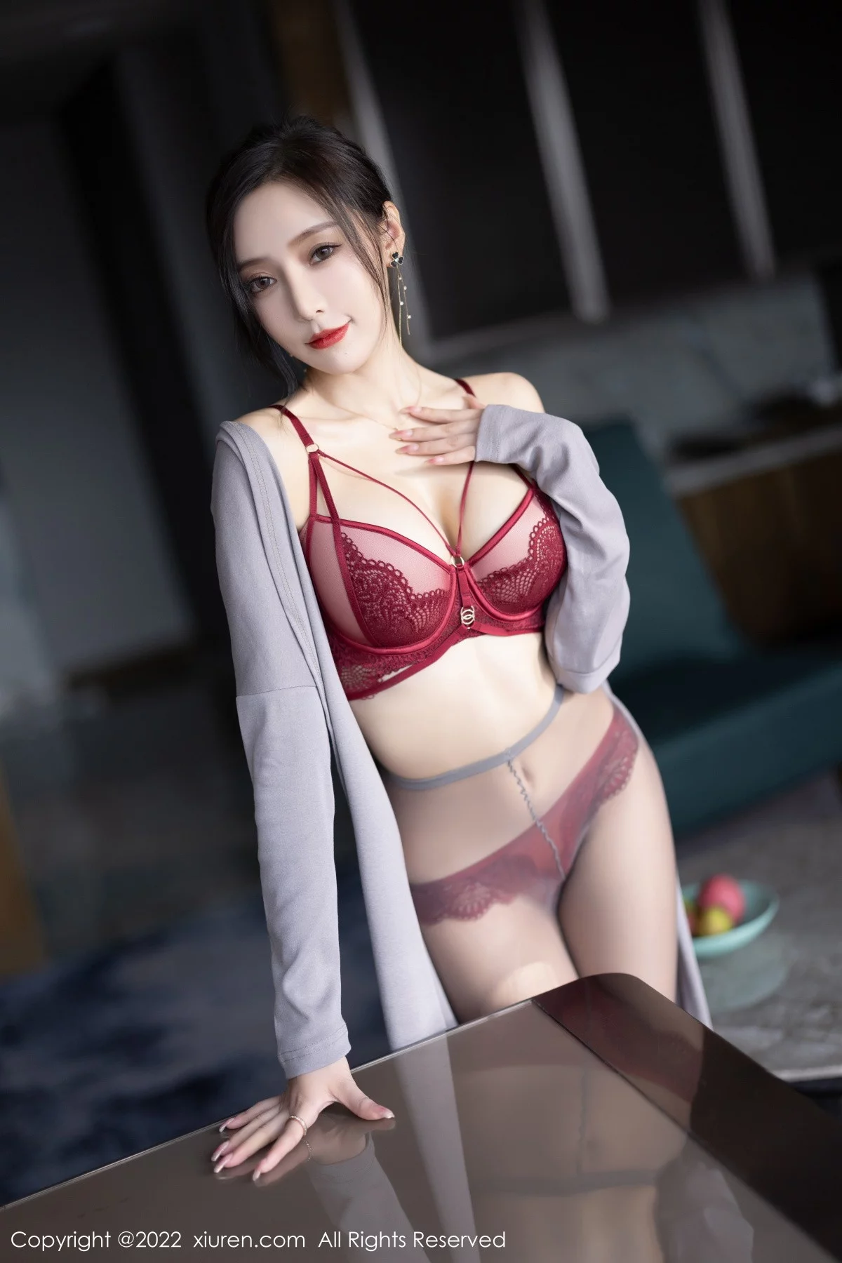 [[XiuRen秀人网]秀人网]No.5745_女神王馨瑶yanni女学者的反转主题典雅灰色长裙性感迷人写真84P
