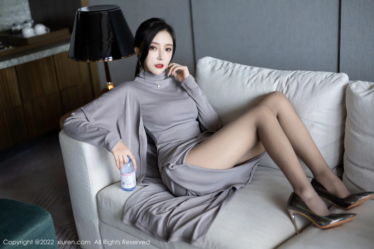 [[XiuRen秀人网]秀人网]No.5745_女神王馨瑶yanni女学者的反转主题典雅灰色长裙性感迷人写真84P
