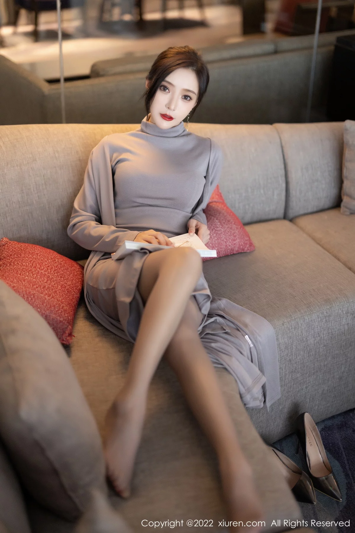 [[XiuRen秀人网]秀人网]No.5745_女神王馨瑶yanni女学者的反转主题典雅灰色长裙性感迷人写真84P