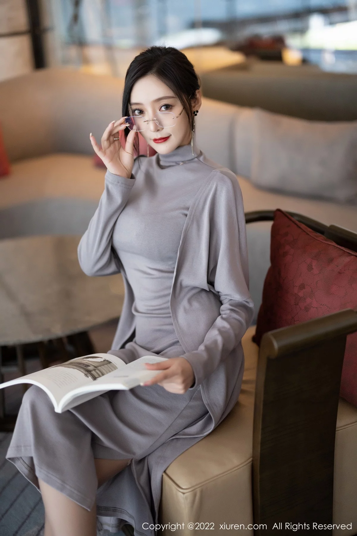 [[XiuRen秀人网]秀人网]No.5745_女神王馨瑶yanni女学者的反转主题典雅灰色长裙性感迷人写真84P