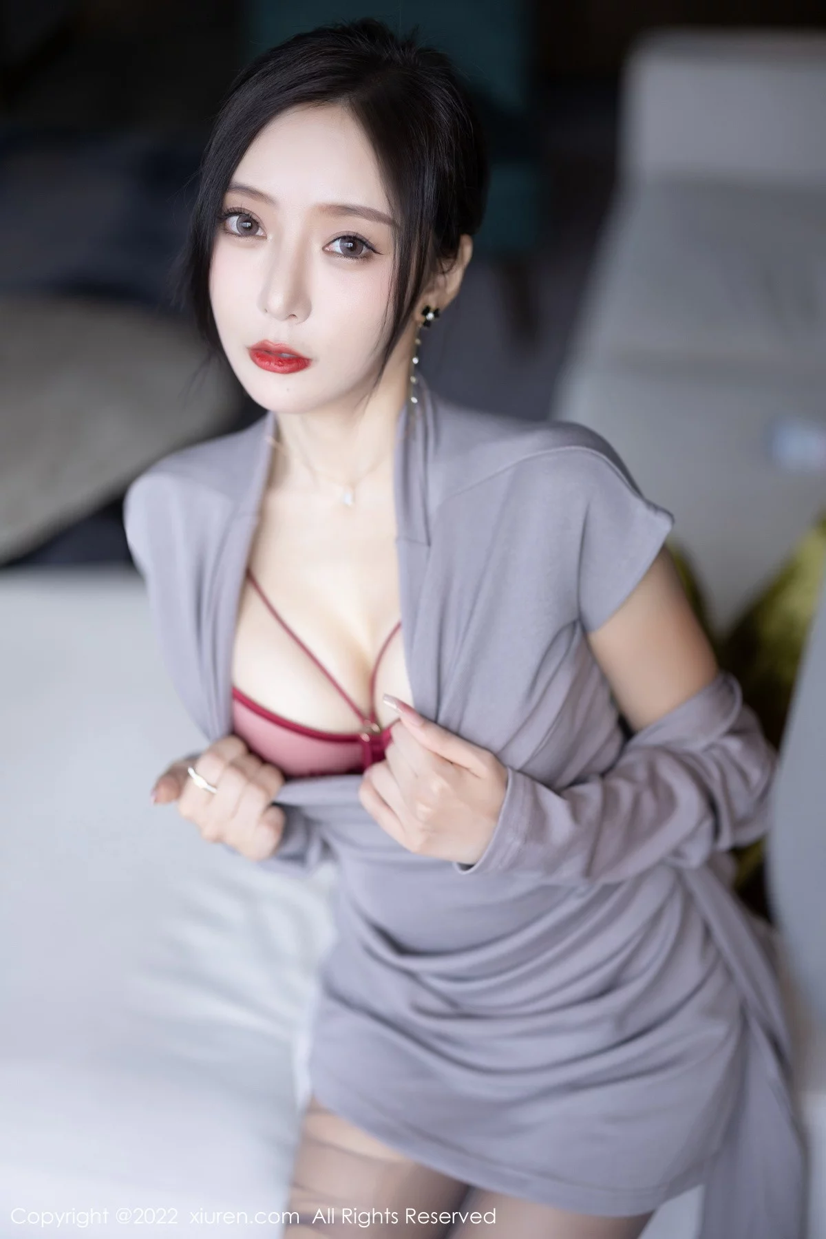 [[XiuRen秀人网]秀人网]No.5745_女神王馨瑶yanni女学者的反转主题典雅灰色长裙性感迷人写真84P