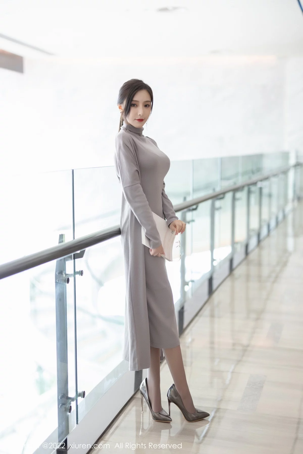 [[XiuRen秀人网]秀人网]No.5745_女神王馨瑶yanni女学者的反转主题典雅灰色长裙性感迷人写真84P