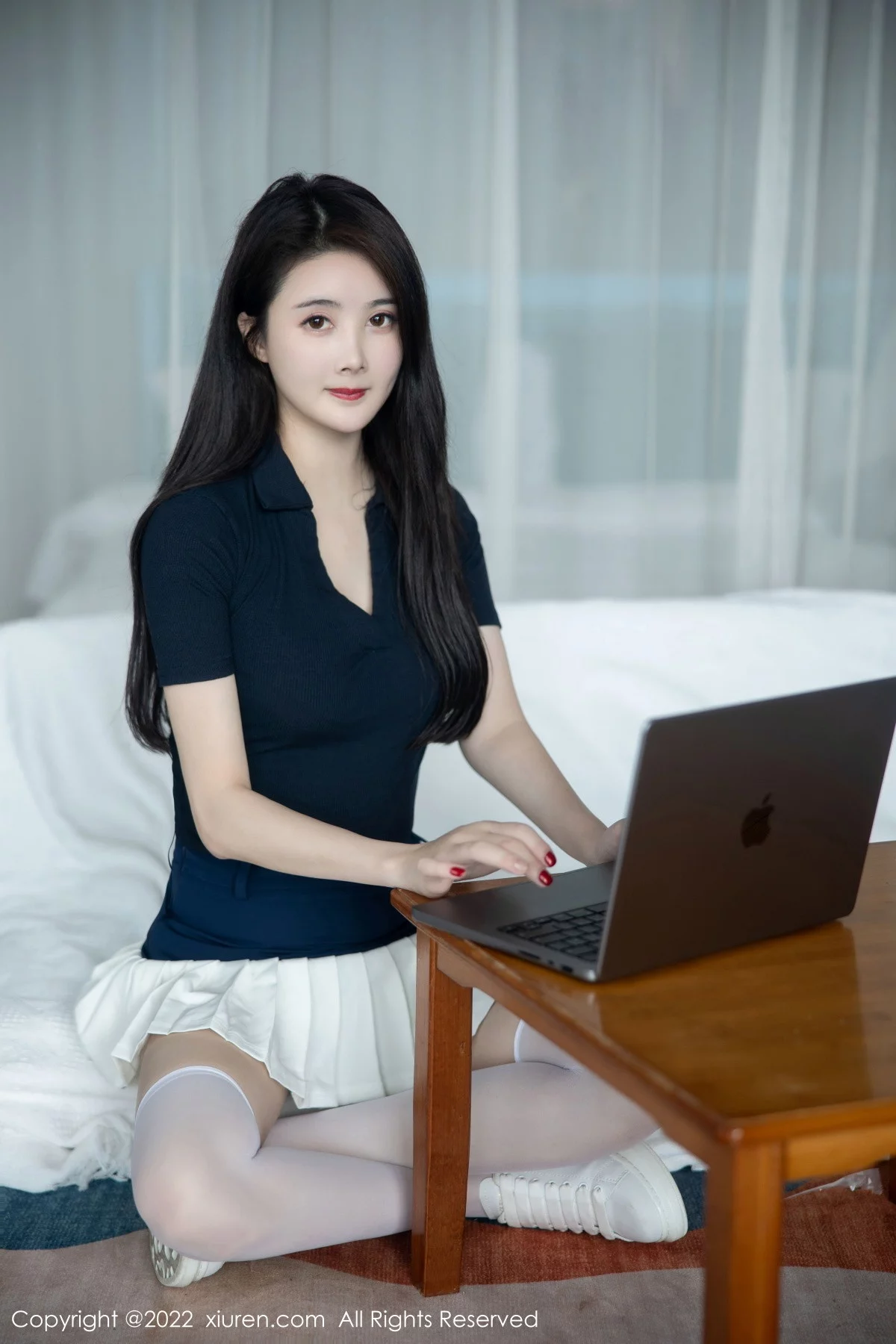 [[XiuRen秀人网]秀人网]No.5870_模特Summer宝宝深色上衣配白短裙露性感粉色蕾丝内衣诱惑写真54P