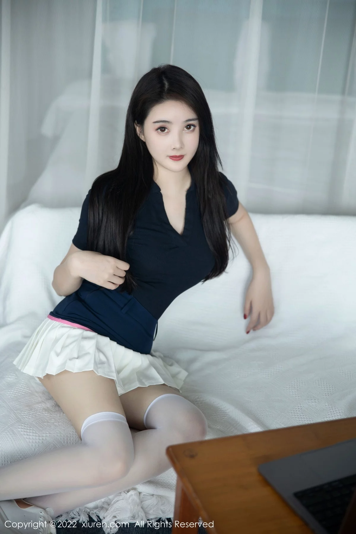 [[XiuRen秀人网]秀人网]No.5870_模特Summer宝宝深色上衣配白短裙露性感粉色蕾丝内衣诱惑写真54P