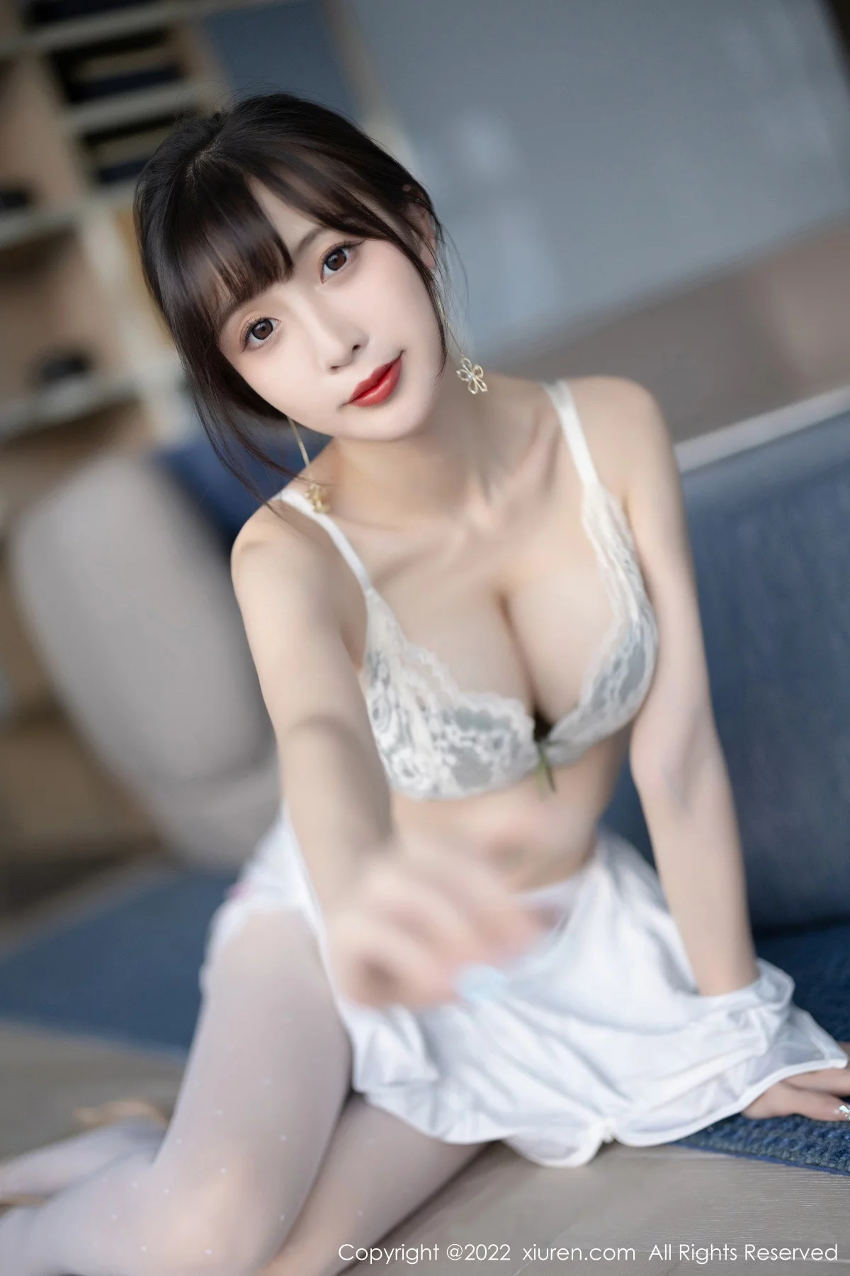 [[XiuRen秀人网]秀人网]No.5757_模特林星阑白色图案旗袍露浅色蕾丝内衣配白丝袜甜美迷人写真90P