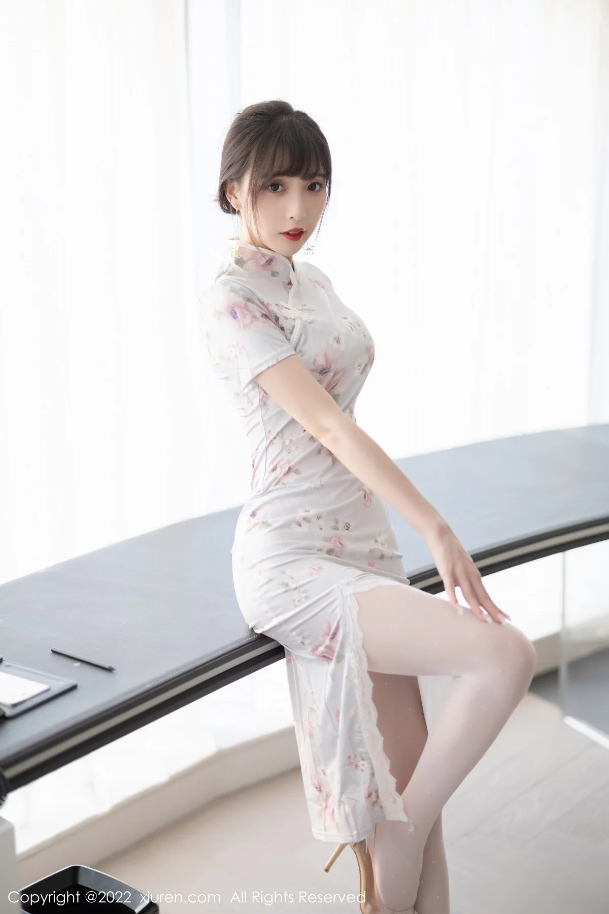 [[XiuRen秀人网]秀人网]No.5757_模特林星阑白色图案旗袍露浅色蕾丝内衣配白丝袜甜美迷人写真90P