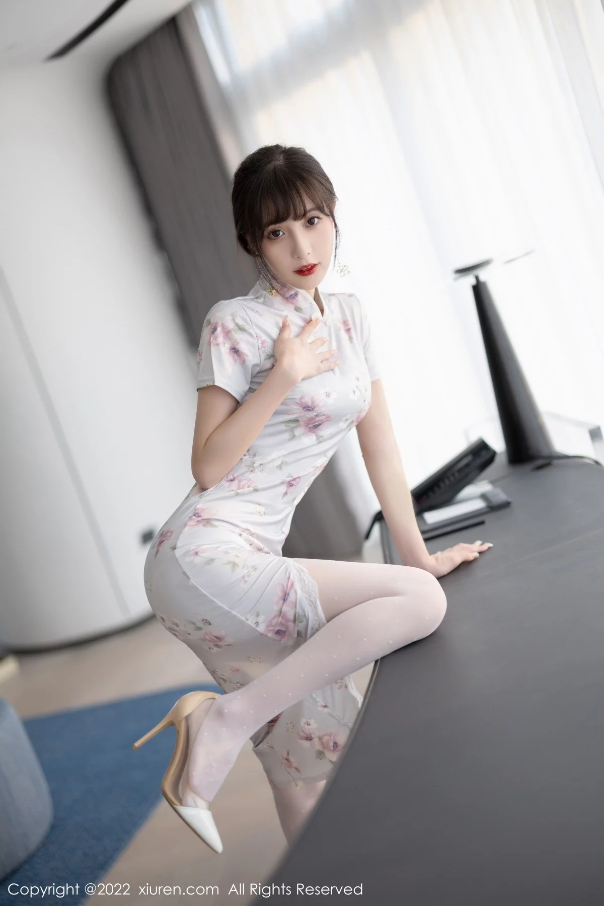 [[XiuRen秀人网]秀人网]No.5757_模特林星阑白色图案旗袍露浅色蕾丝内衣配白丝袜甜美迷人写真90P