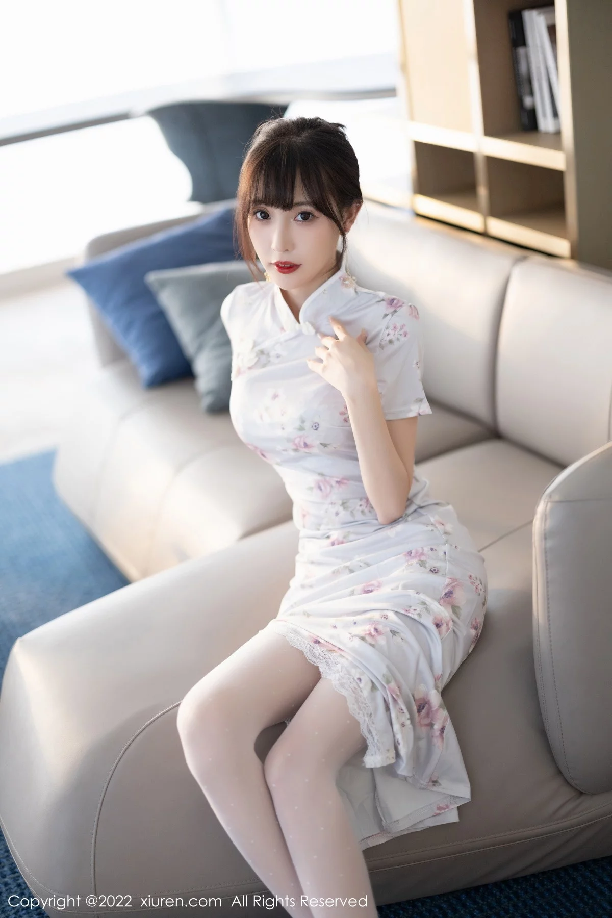 [[XiuRen秀人网]秀人网]No.5757_模特林星阑白色图案旗袍露浅色蕾丝内衣配白丝袜甜美迷人写真90P