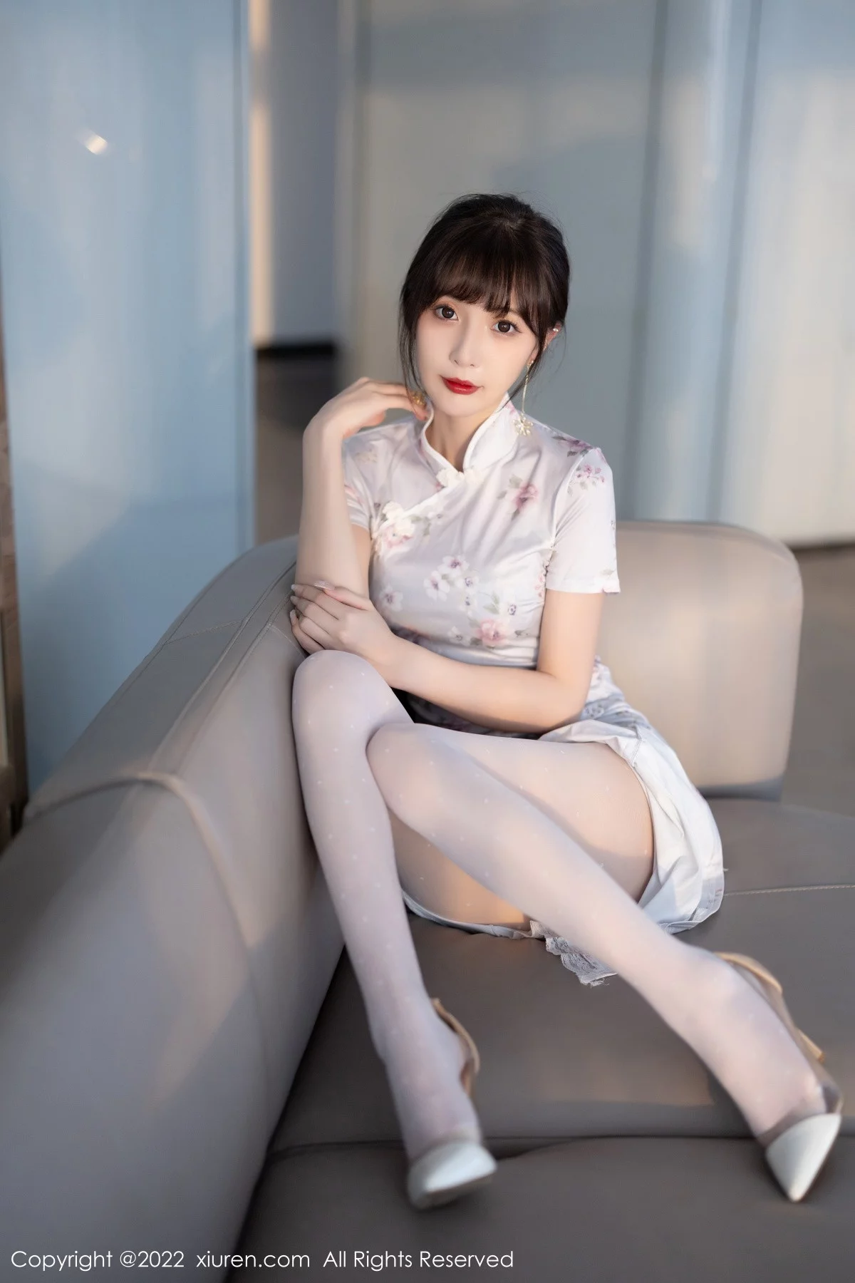 [[XiuRen秀人网]秀人网]No.5757_模特林星阑白色图案旗袍露浅色蕾丝内衣配白丝袜甜美迷人写真90P
