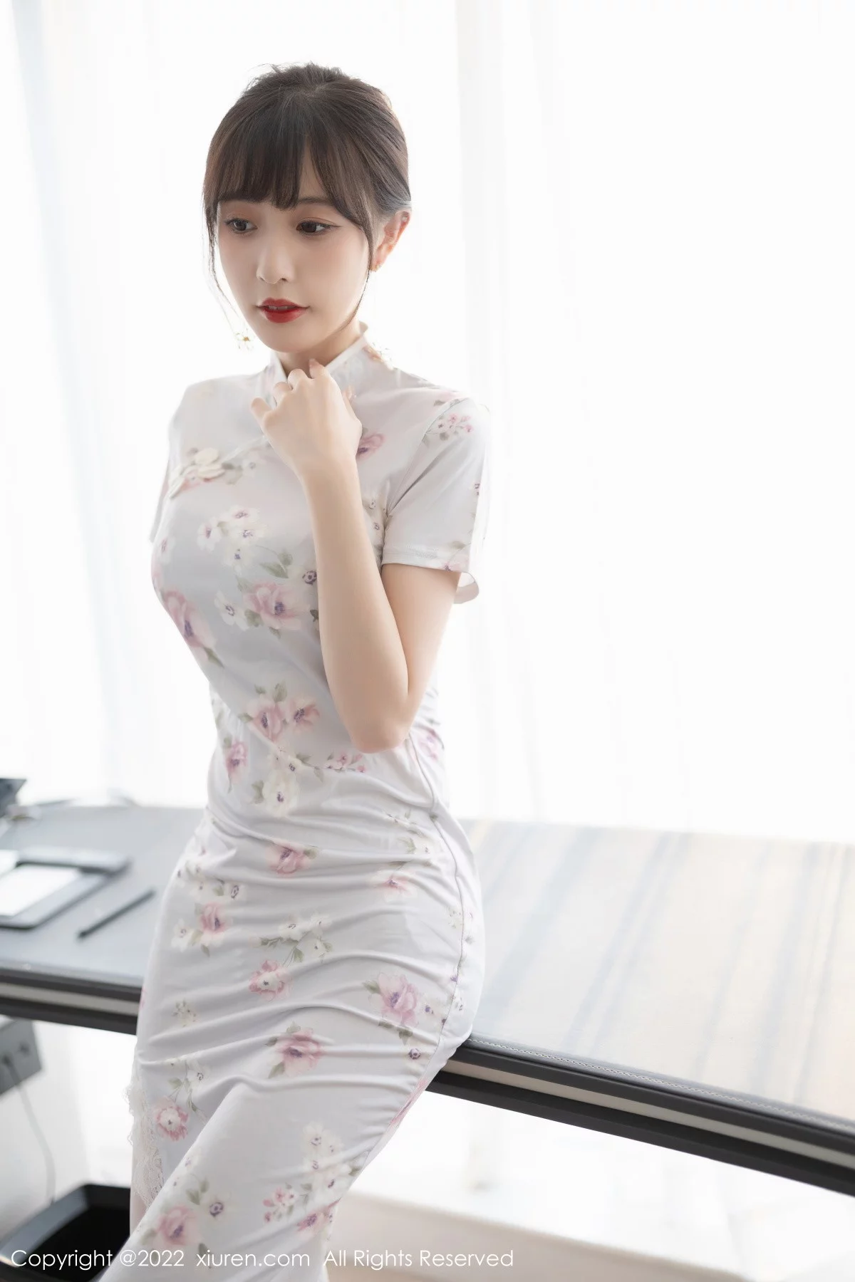 [[XiuRen秀人网]秀人网]No.5757_模特林星阑白色图案旗袍露浅色蕾丝内衣配白丝袜甜美迷人写真90P