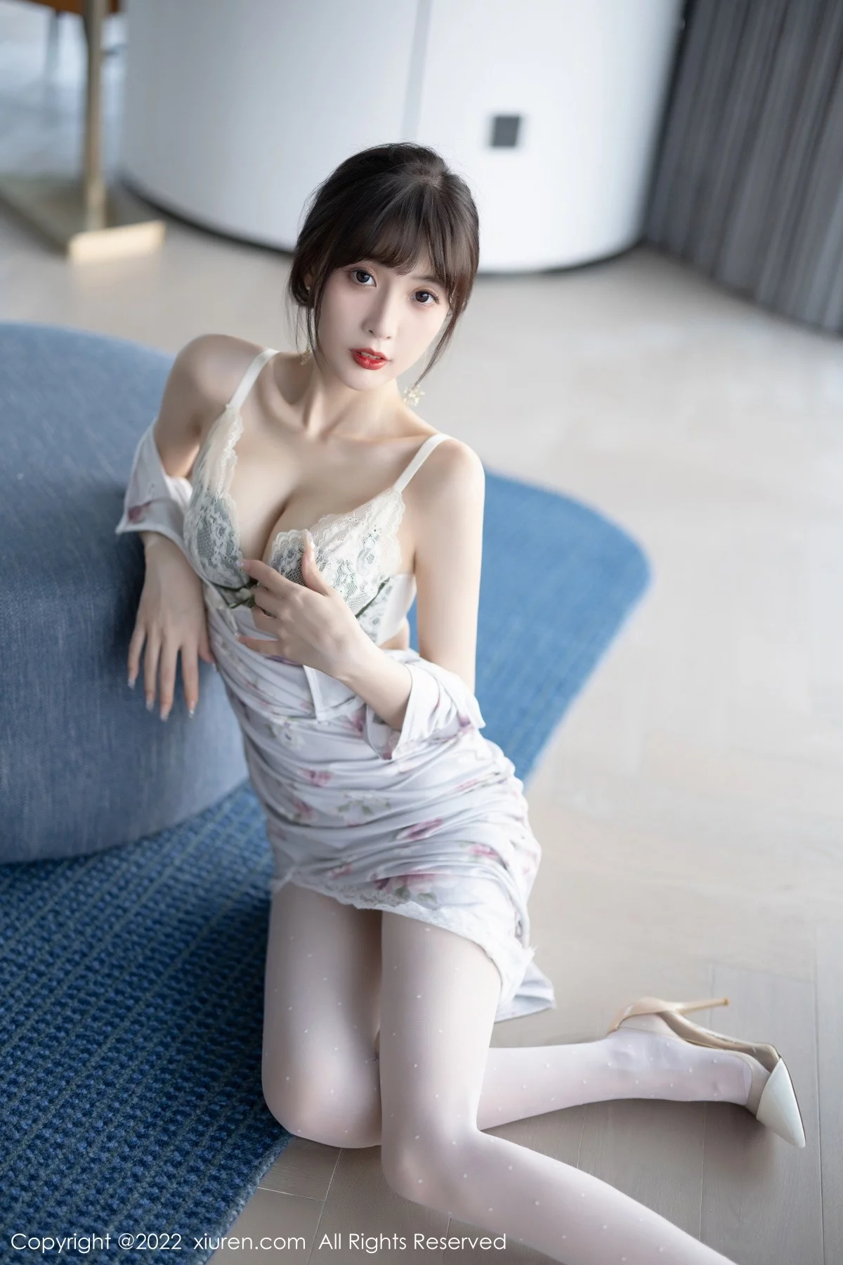 [[XiuRen秀人网]秀人网]No.5757_模特林星阑白色图案旗袍露浅色蕾丝内衣配白丝袜甜美迷人写真90P