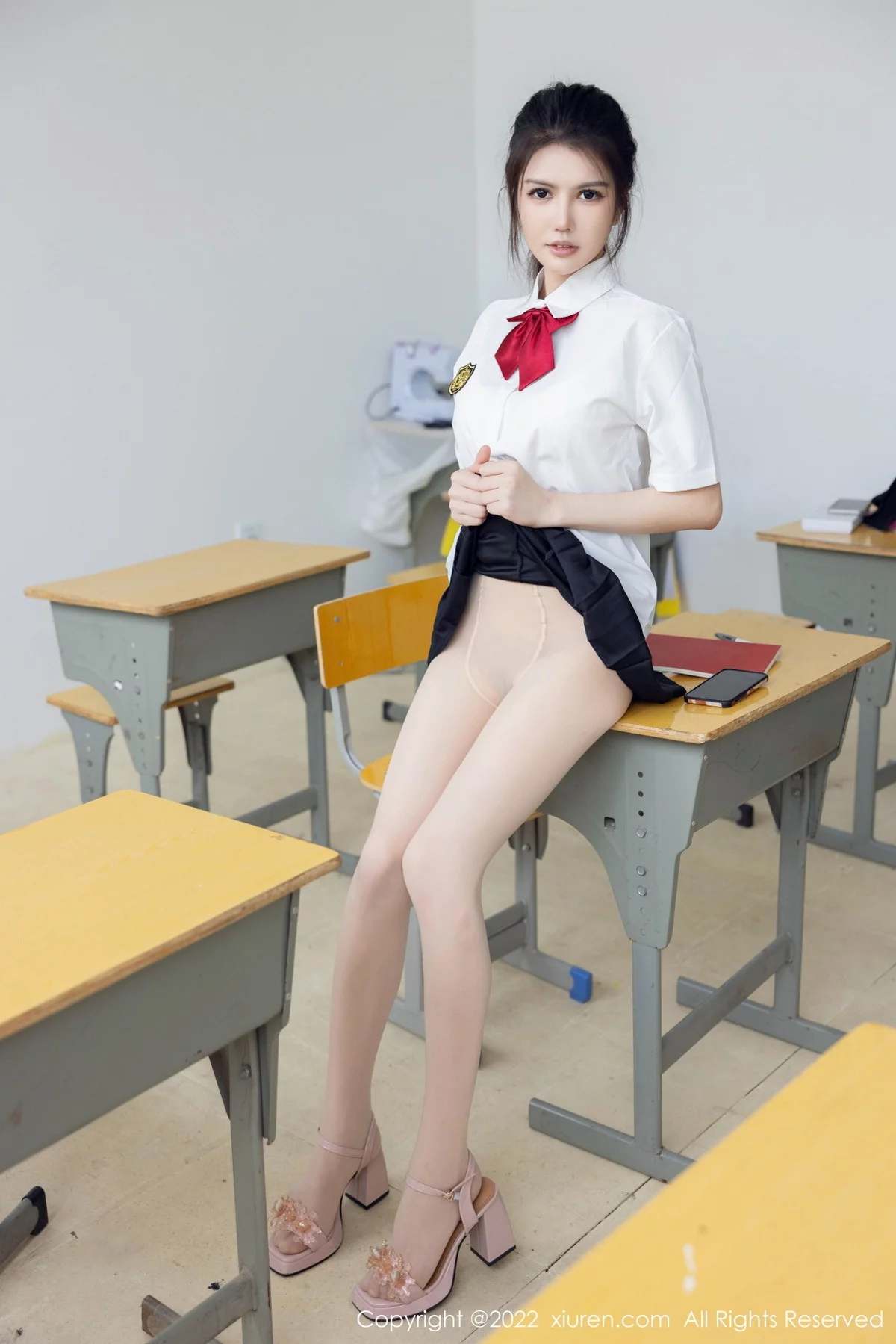 [[XiuRen秀人网]秀人网]No.5762_模特媛媛酱belle教室场景性感白T配黑色短裙露蕾丝内衣诱惑写真71P
