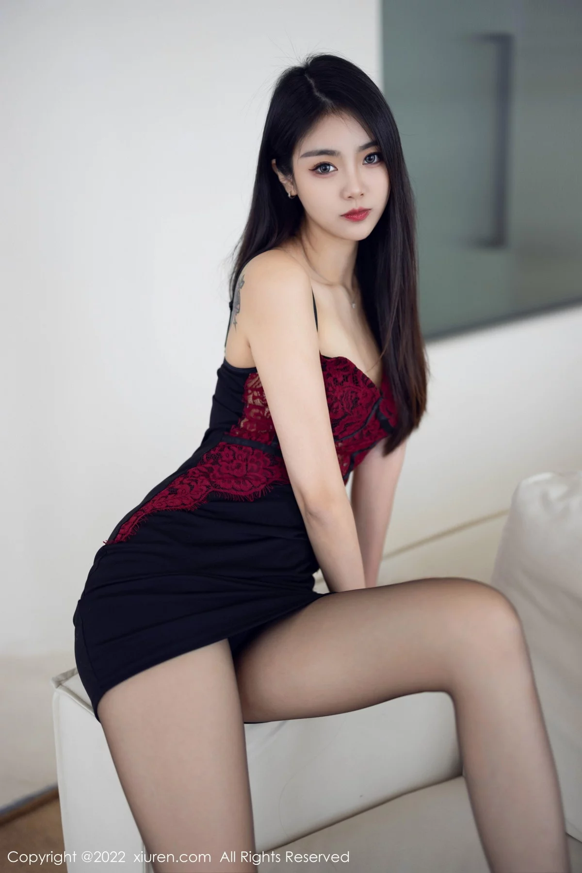 [[XiuRen秀人网]秀人网]No.5769_模特可乐Vicky性感暗红色吊带上衣配黑短裙露超薄黑丝诱惑写真63P