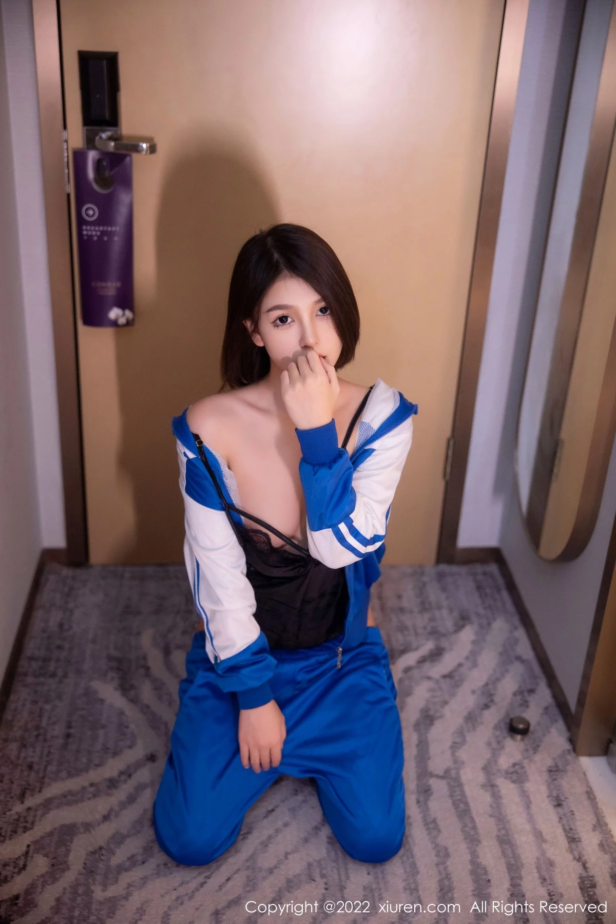 [[XiuRen秀人网]秀人网]No.5766_模特美羊羊宾馆场景脱运动装露黑色薄纱情趣内衣迷人诱惑写真90P