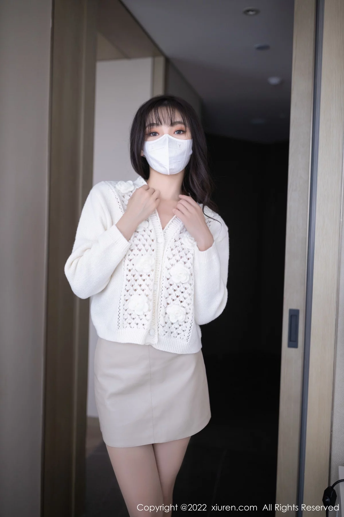 [[XiuRen秀人网]秀人网]No.5771_模特陆萱萱性感白色毛线衣配浅色短裙半脱秀完美身材诱惑写真84P