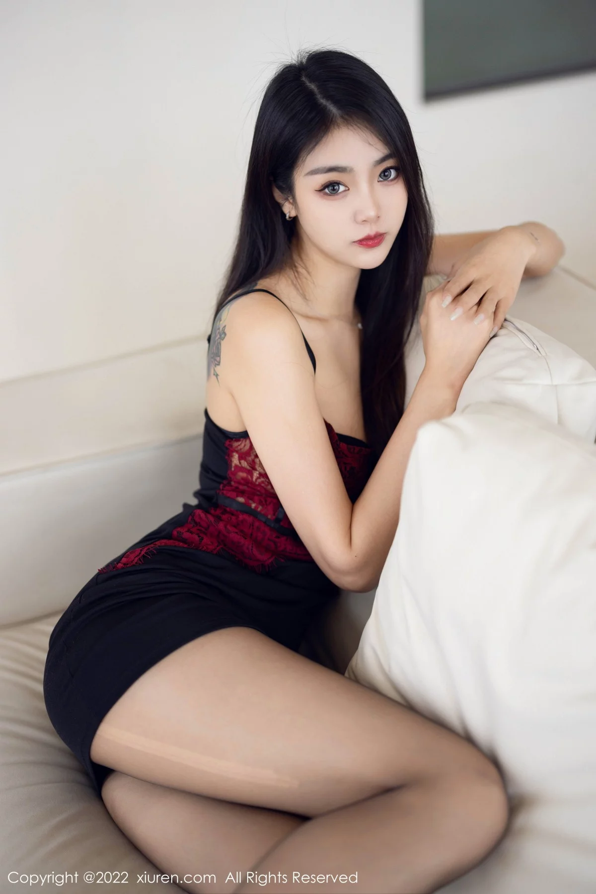 [[XiuRen秀人网]秀人网]No.5769_模特可乐Vicky性感暗红色吊带上衣配黑短裙露超薄黑丝诱惑写真63P